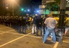 Apoiadores de Bolsonaro tentam invadir sede da PF e incendeiam carros após prisão de indígena