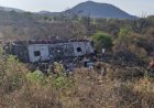 Ônibus com romeiros tomba na Curva do Caboclo, em São José da Tapera; 15 mortes foram confirmadas