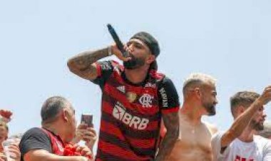 Gabi recebe camisa 10 do Flamengo, rege festa das taças e provoca Real Madrid