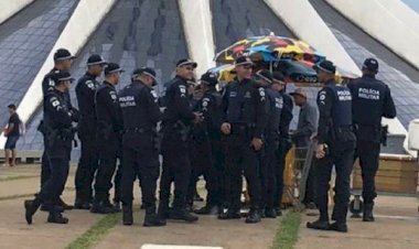 Policiais do DF são filmados comprando água de coco durante invasão de bolsonaristas