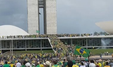 Bolsonaristas radicais invadem o Congresso Nacional, Planalto e STF