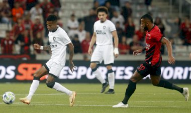 Botafogo perde para o Athletico-PR, mas segue líder do Campeonato Brasileiro