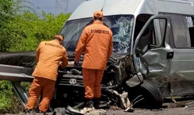 Colisão envolvendo van e veículo de passeio entre Delmiro Gouveia e Paulo Afonso deixa feridos