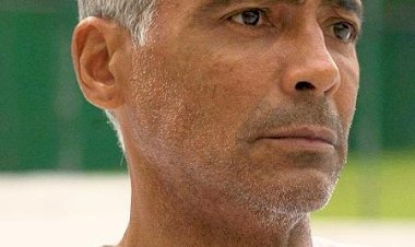 Justiça manda bloquear cachê de Romário na CazéTV por dívida de R$ 32,4 mi   Epa! Vimos que você copiou o texto. Sem problemas, desde que cite o link: https://www.migalhas.com.br/quentes/460067/juiz-manda-barrar-cache-de-romario-na-cazetv-por-divida-de-r-32-4-mi
