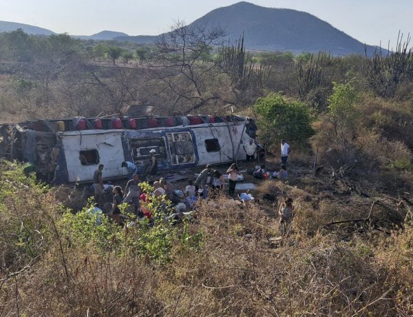 Ônibus com romeiros tomba na Curva do Caboclo, em São José da Tapera; 15 mortes foram confirmadas