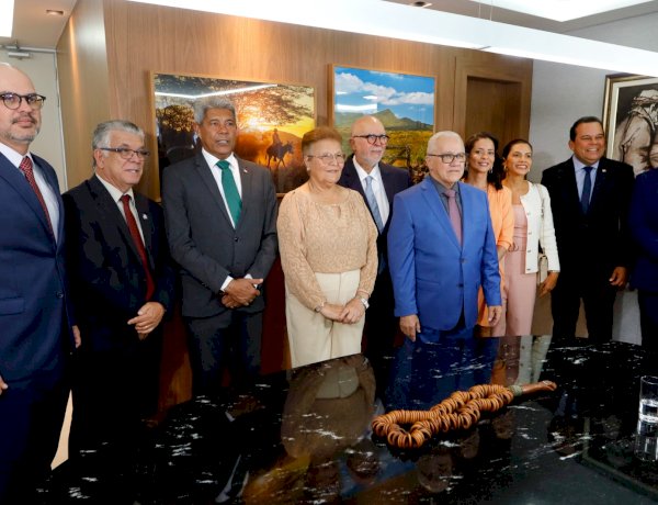 Jerônimo prestigia posse de Josias Gomes como novo conselheiro do TCE