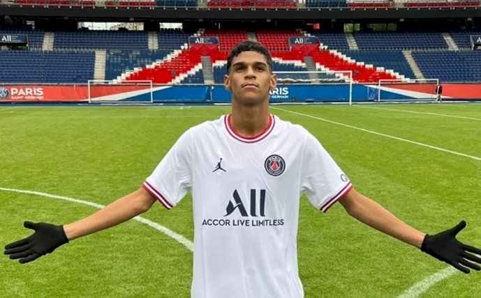 Receba! Em Paris, Luva de Pedreiro é tietado por fãs e faz golaço no Parc des Princes
