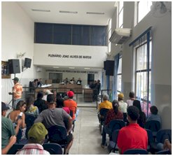 A câmara de vereadores de Santa Brígida aprova requerimentos sobre contratos duvidosos.