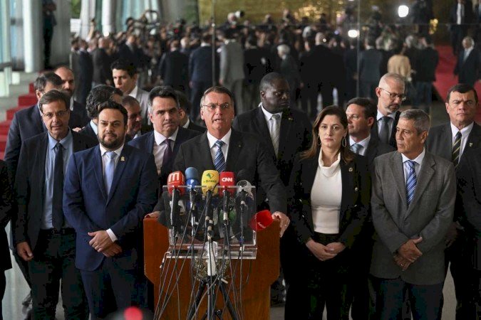 Após Bolsonaro se pronunciar, mundo político agora encara transição