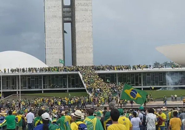 Bolsonaristas radicais invadem o Congresso Nacional, Planalto e STF