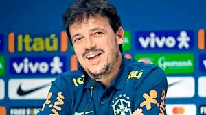 Fernando Diniz é apresentado na Seleção, evita falar de Ancelotti e rechaça conflito de interesse