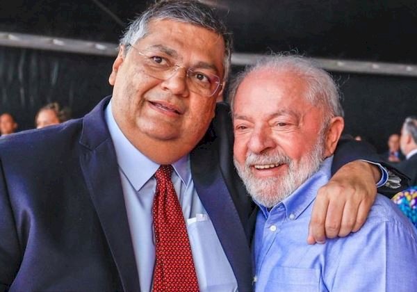 Lula deve se reunir com Dino na próxima semana para discutir comando de ministério
