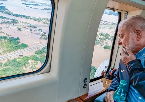 Lula sobrevoa áreas atingidas por enchentes no Rio Grande do Sul