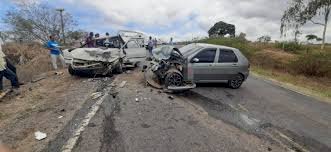 Batida entre dois carros deixa um morto e cinco feridos na Bahia; bebê de 3 meses e criança de 7 anos estão entre as vítimas