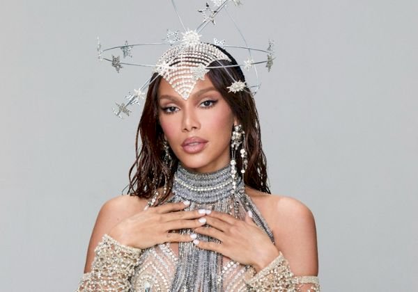 Anitta posa de fio-dental durante férias no Iêmen: ‘Não é inteligência artificial’