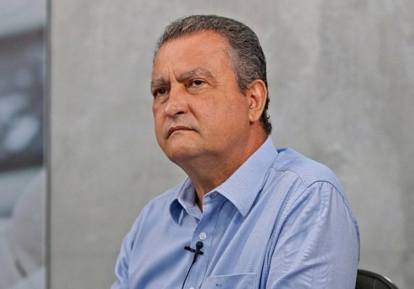 Rui Costa dispara contra distribuidoras por preços abusivos do combustível