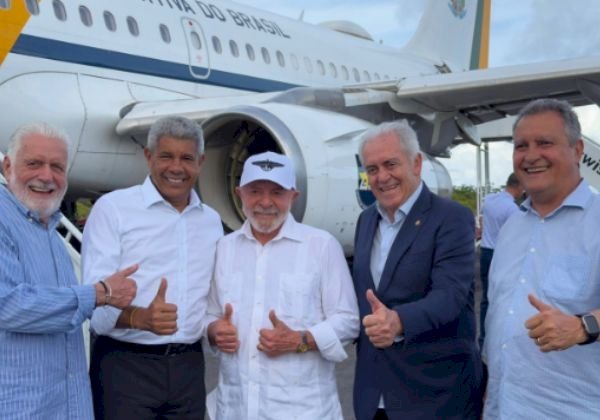 Lula chega a Salvador e é recepcionado por Jerônimo, Wagner e Rui Costa
