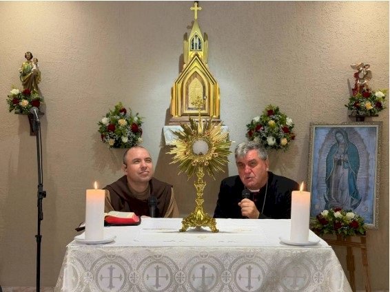 Frei Gilson Reza o Rosário Em Paulo Afonso ao Lado de D. Guido